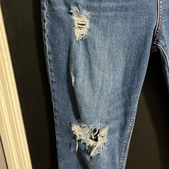 Old Navy Distressed Boyfriend Jeans Size: 10 Inseam: 28” - Picture 4 of 6